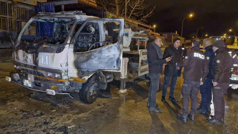 Kundaklanan Kamyonet Demir Yığınına Döndü