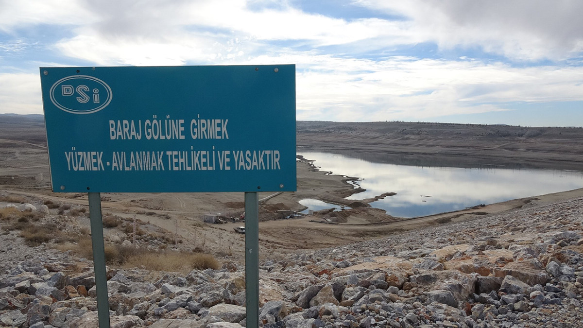 Karamanda 50 yıllık su ihtiyacı için yapılan baraj kurudu