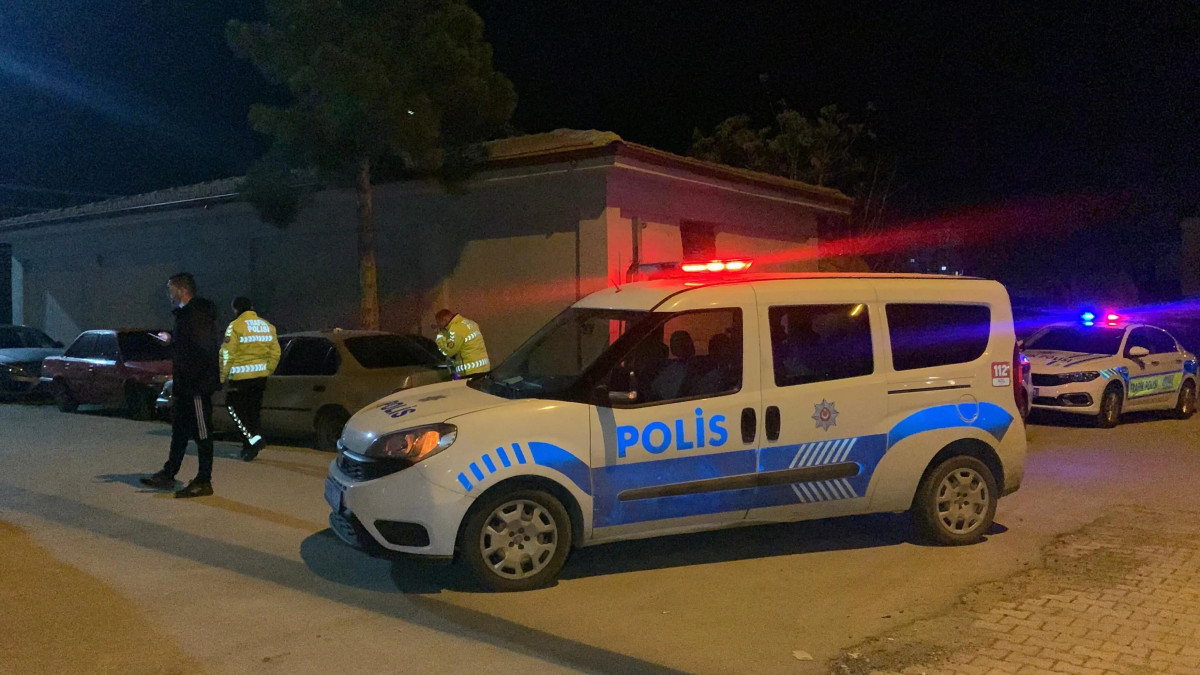 Kaza Yerinde Polis Ölümden Döndü