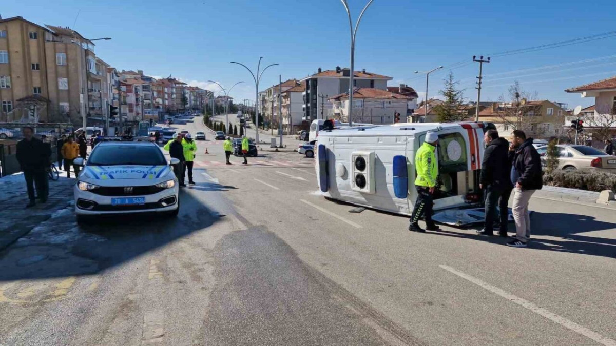 Otomobille Çarpışan Ambulans Devrildi: 3'Ü Sağlık Görevlisi 5 Kişi Yaralandı